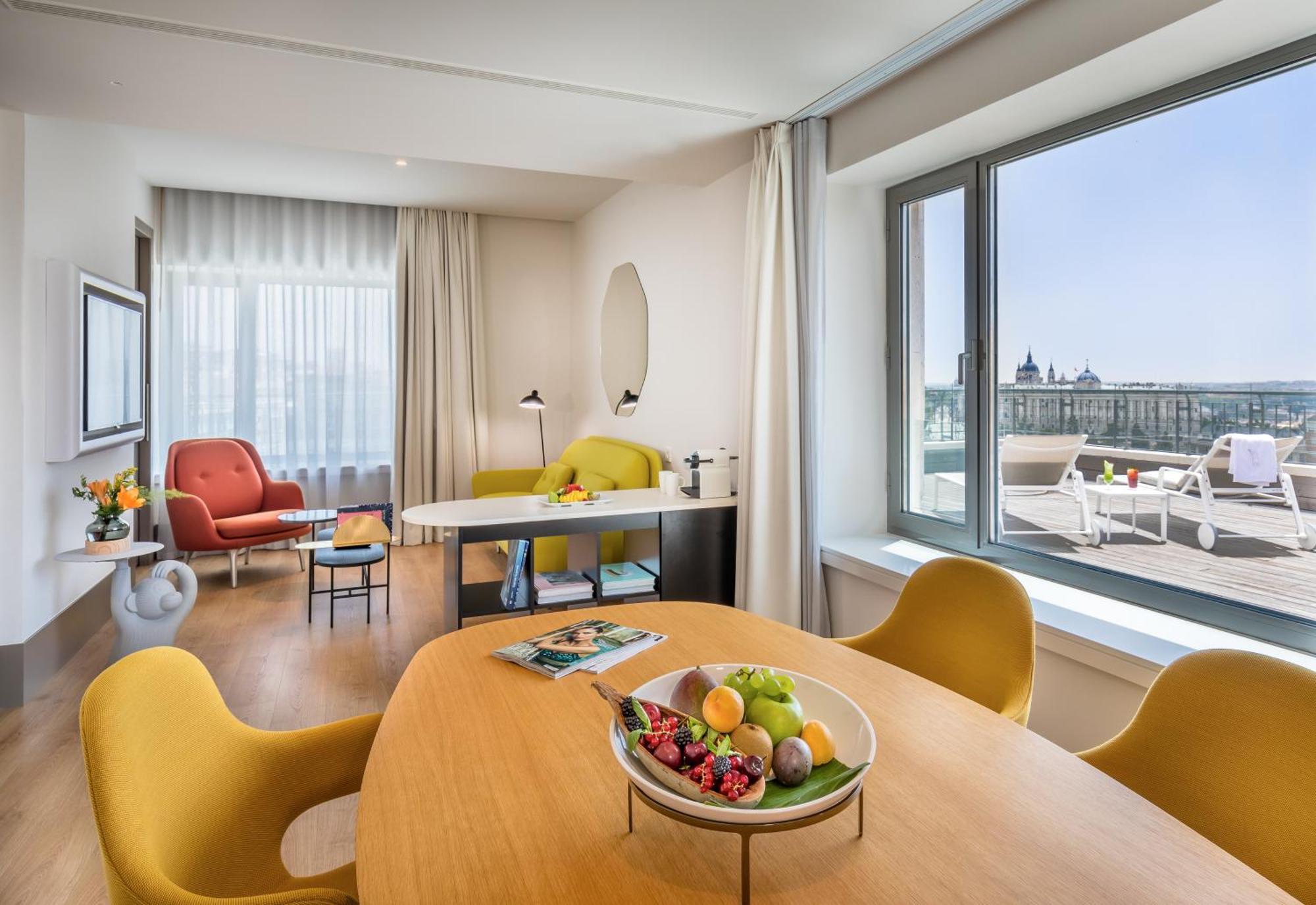 فندق بارثيلو توري دي مادريد مدريد المظهر الخارجي الصورة Suite at the Hotel